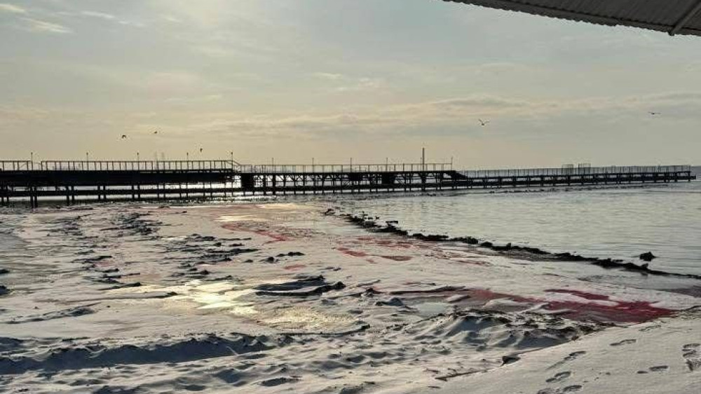 Кроваво-красный Каспий напугал жителей Актау