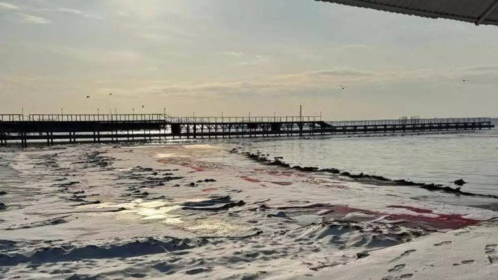 Кроваво-красный Каспий напугал жителей Актау