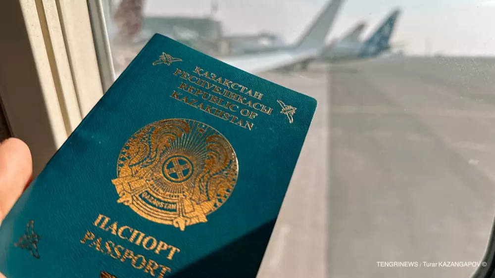 Казахстанцу запретили возвращаться в страну пять лет
