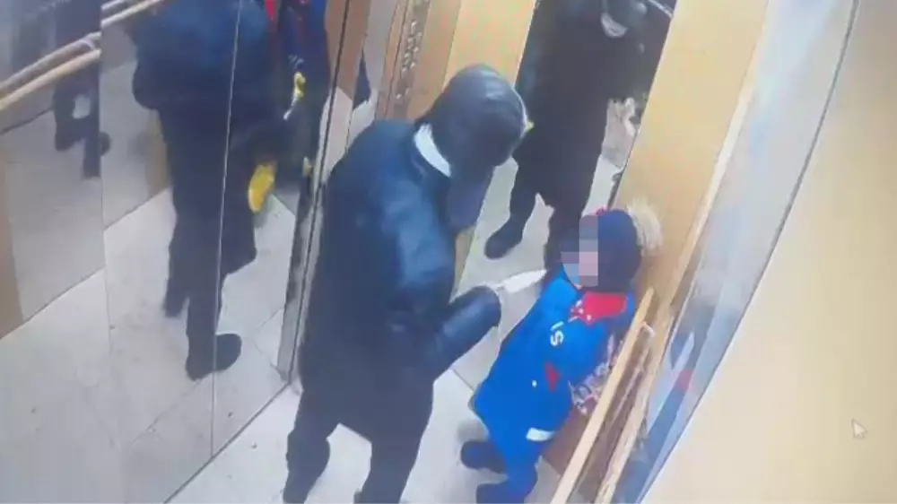 Лифтідегі шабуыл: 5 жасар баланың жағдайы туралы не белгілі?