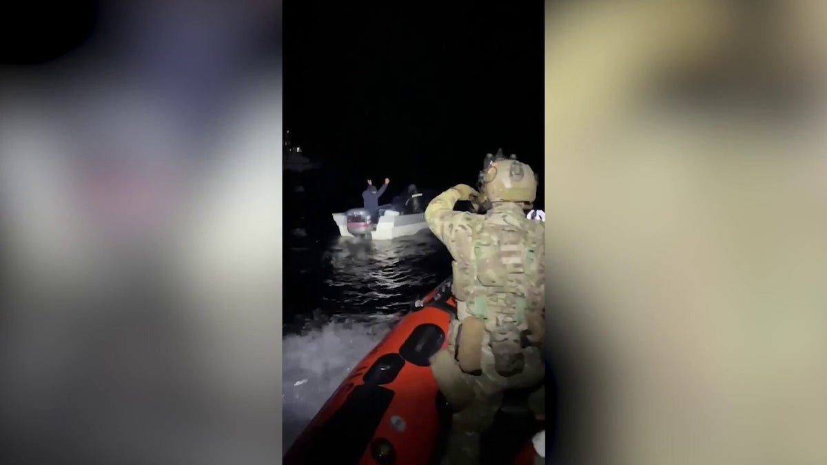 Пограничная охрана перехватывает лодку "панга" с 20 подозреваемыми нелегальными мигрантами в водах у побережья Сан-Диего.