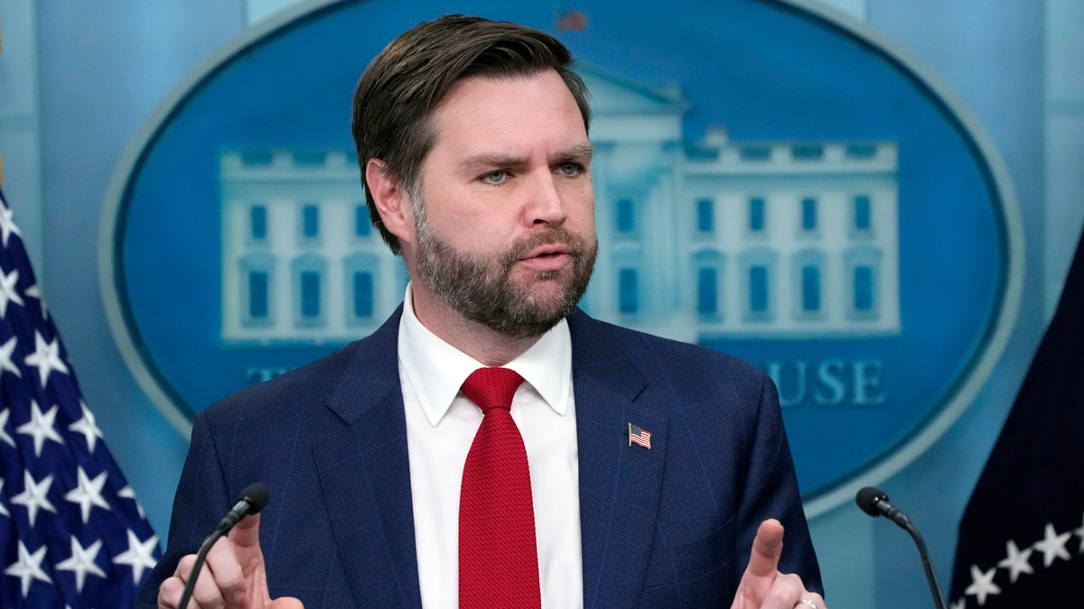 Вице-президент JD Вэнс выступает на конференции CPAC, рассказывая о «основной цели» администрации Трампа.