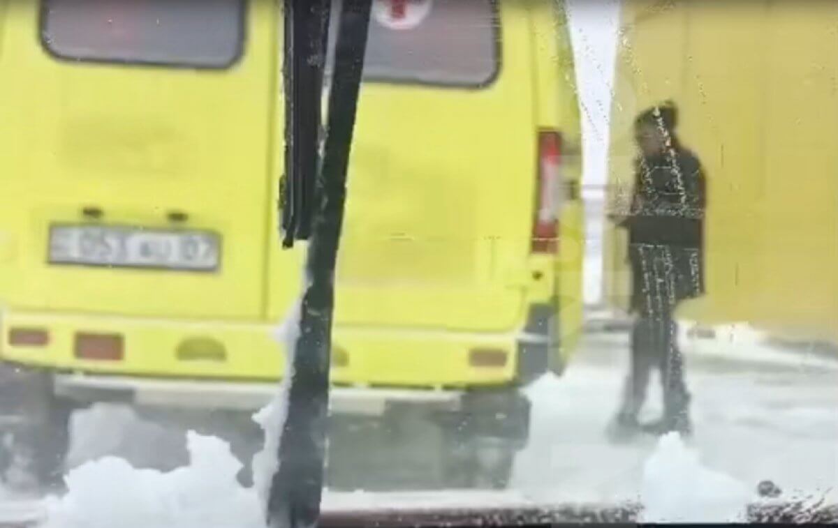 Зерно грузили в машину скорой помощи в Уральске