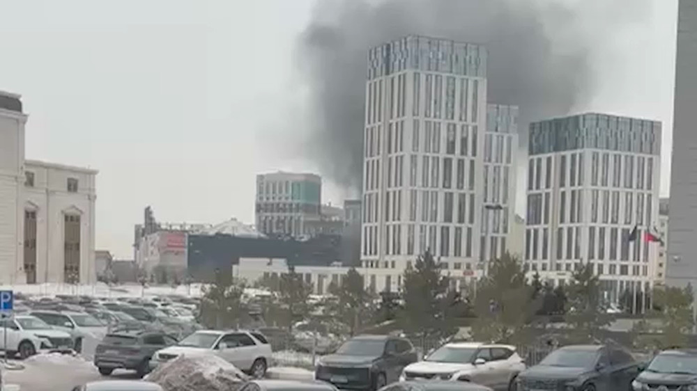 В Астане горит ТРЦ Сарыарка