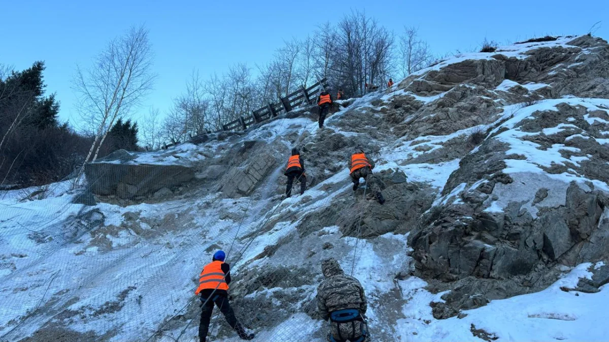 Алматыда өзен арналары бекітіліп, тау соқпақтары көркейтіліп жатыр