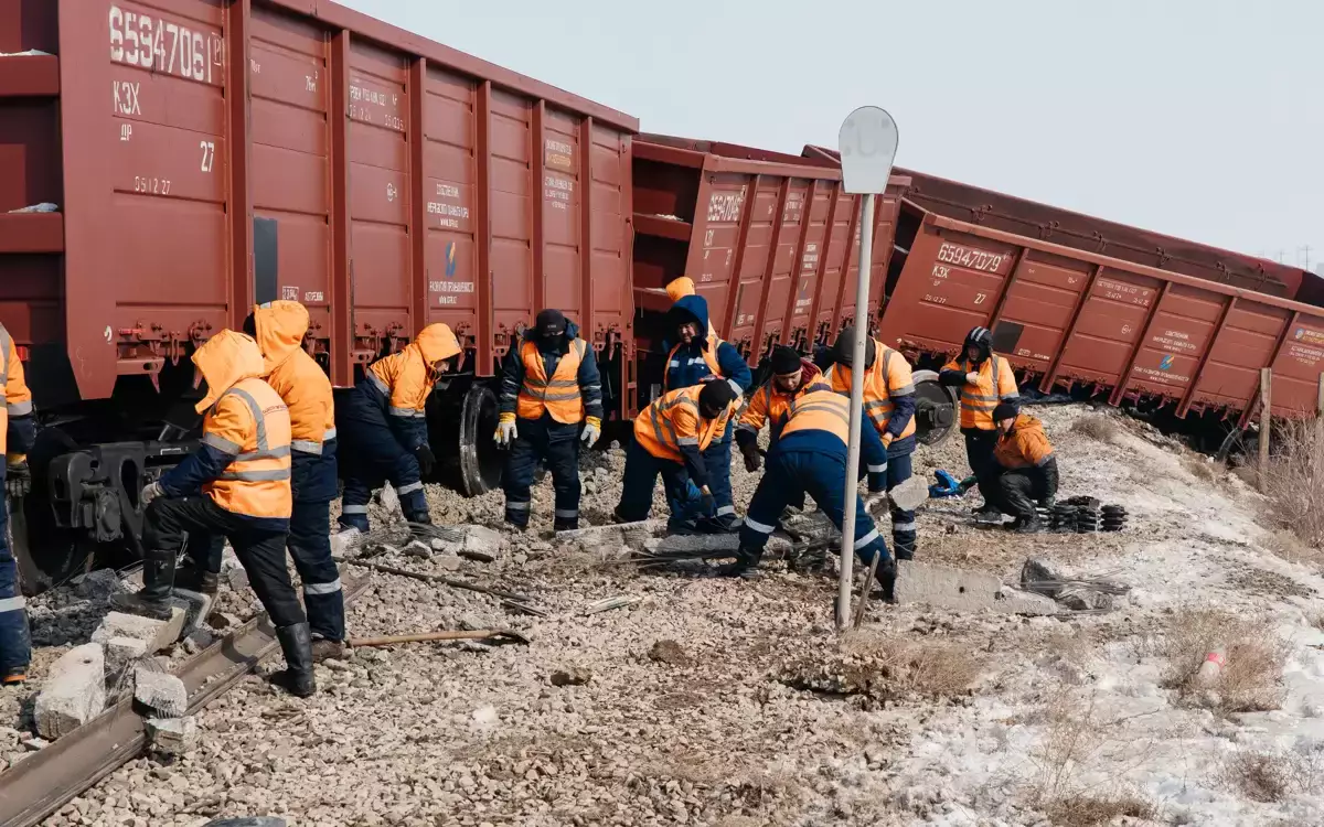 Атырау маңындағы пойыз апатынан үш машинист зардап шекті