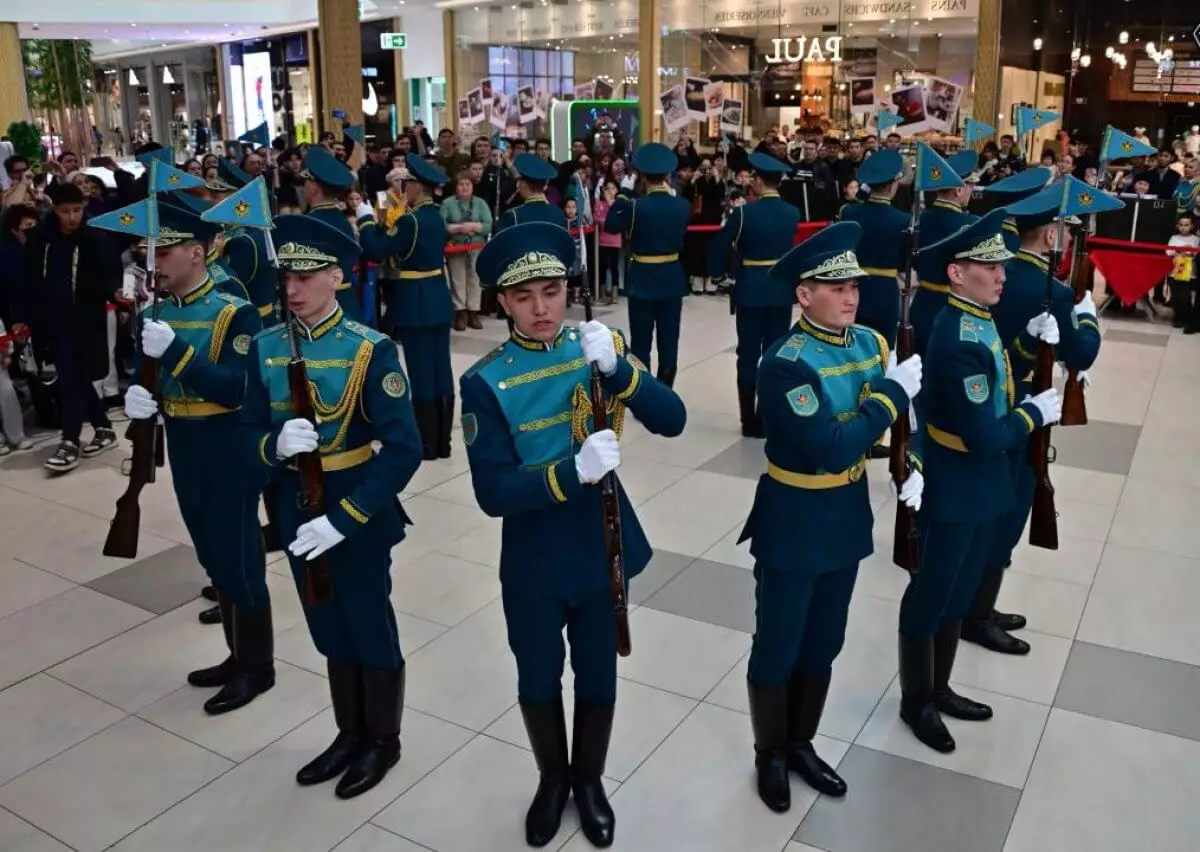 Песни Победы прозвучали в ТРЦ в Астане