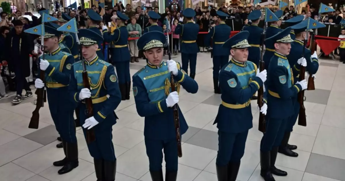   Марш, дефиле мен Жеңіс әуендері: Алғыс айту күні әскерилер бар өнерін паш етті   