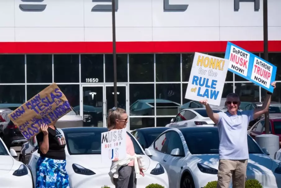 Акции протеста против политики Маска прошли возле автосалонов Tesla в США