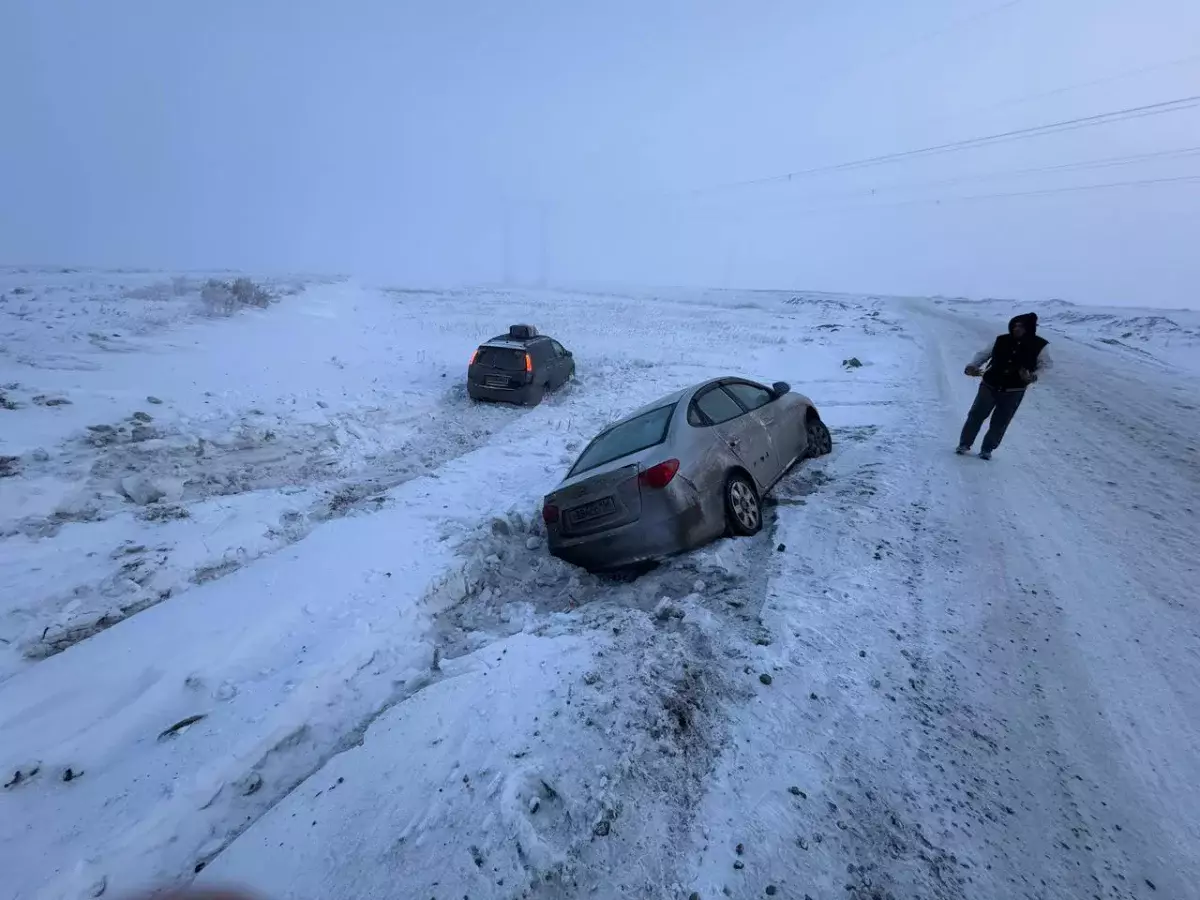 Полиция помогла иностранцам, съехавшим в кювет в Костанайской области