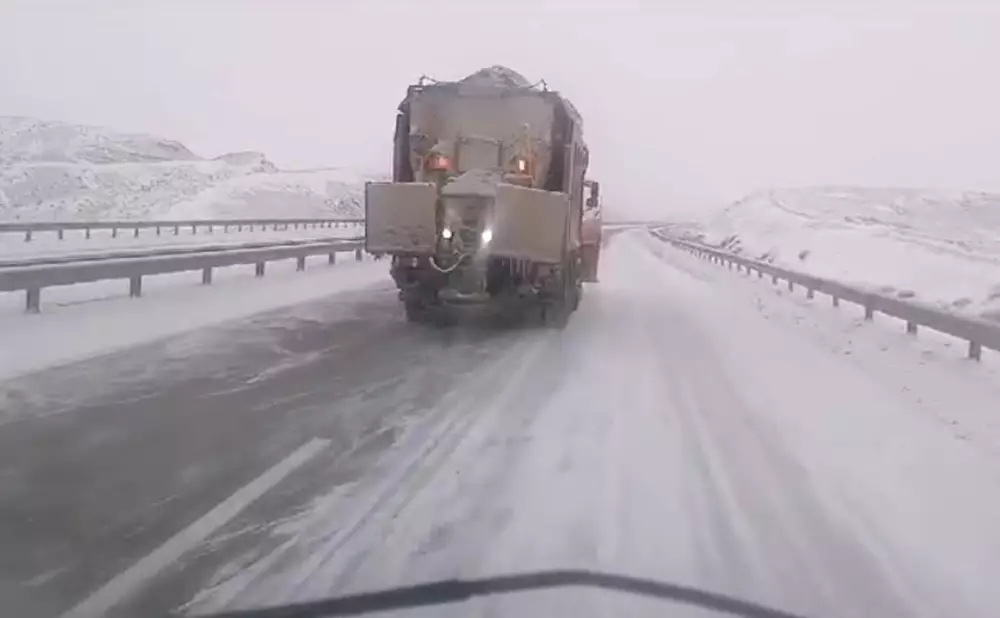 «КазАвтоЖол» посыпает противогололёдными смесями трассы из Актау в Жетыбай и Курык - новости на Lada.kz 02.03.2025