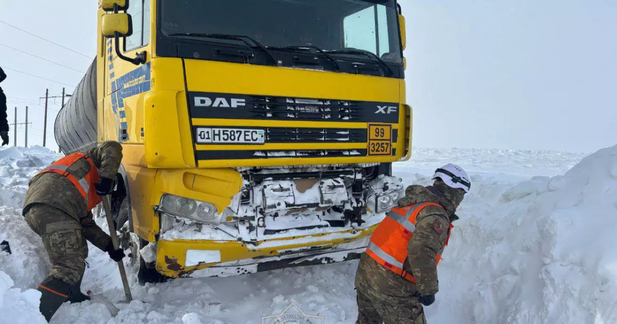   Ақтөбе облысында 7 адам мінген алты көлік қар құрсауында қалып қалды   