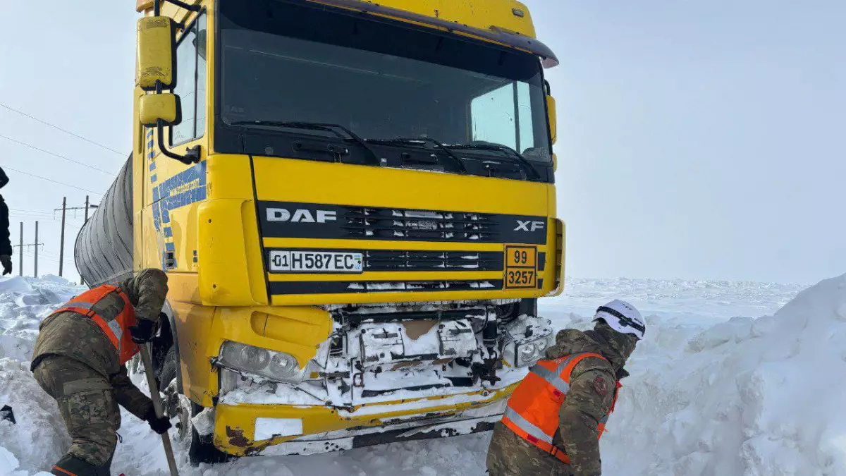 Ақтөбе облысында 7 адам мінген алты көлік қар құрсауынан шығарылды