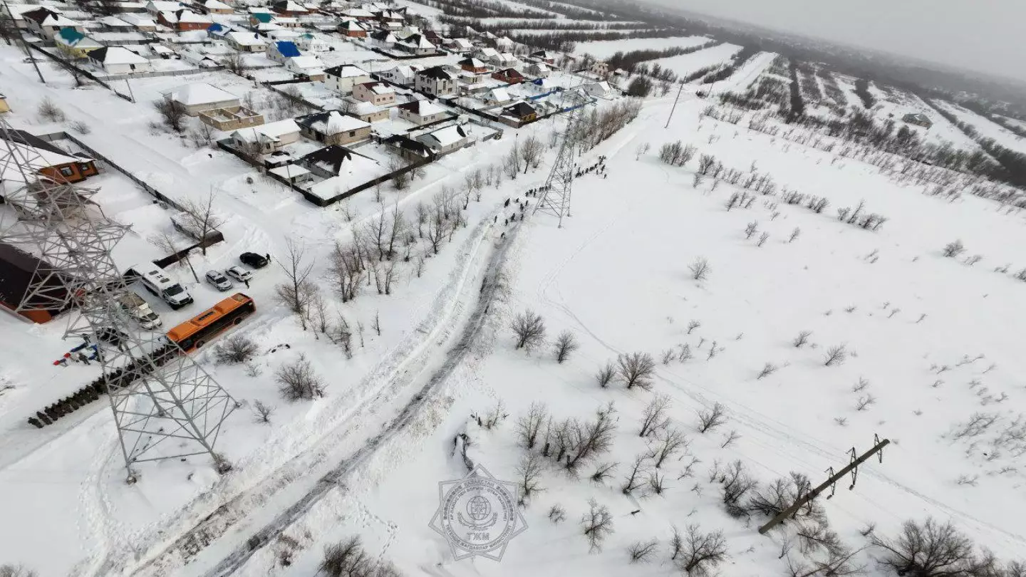 Подготовка к паводкам: в Уральске бурят лёд, в Актобе чистят реки