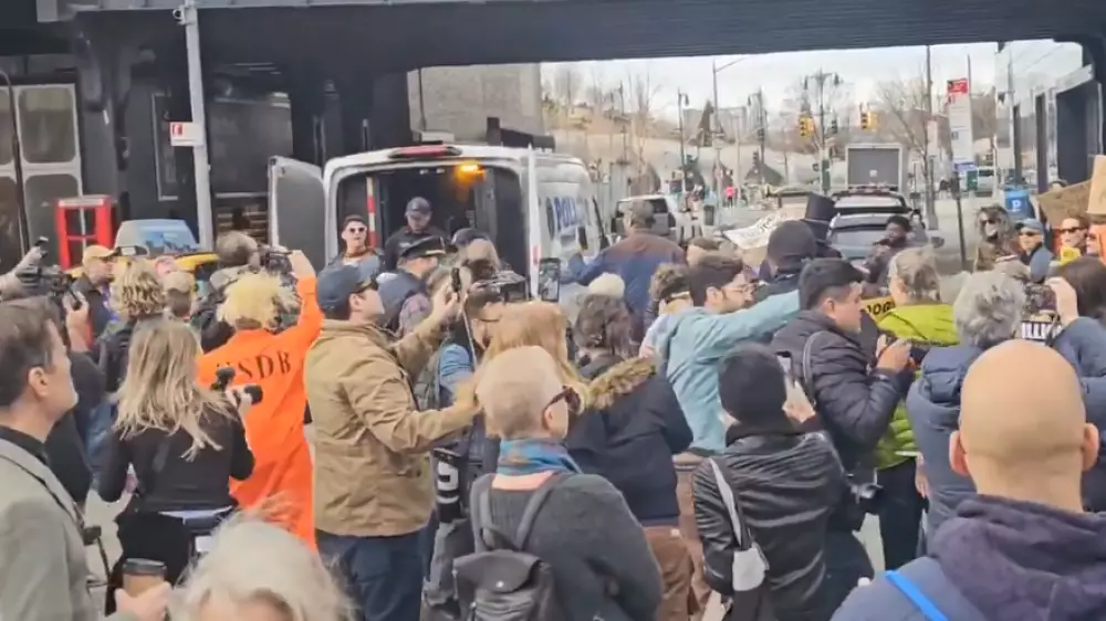 Десять человек арестовали из-за протеста против Маска в автосалоне  Tesla