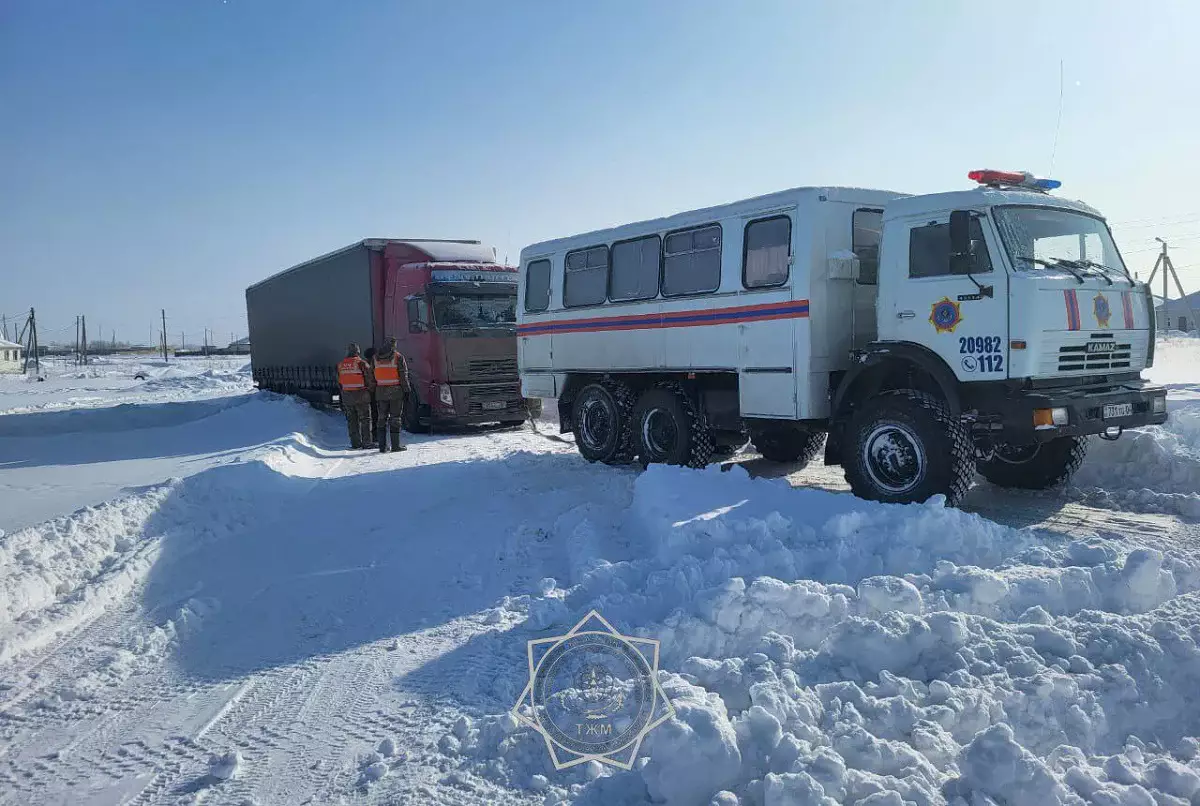 В снежном плену: военнослужащие МЧС оказали помощь водителю фуры