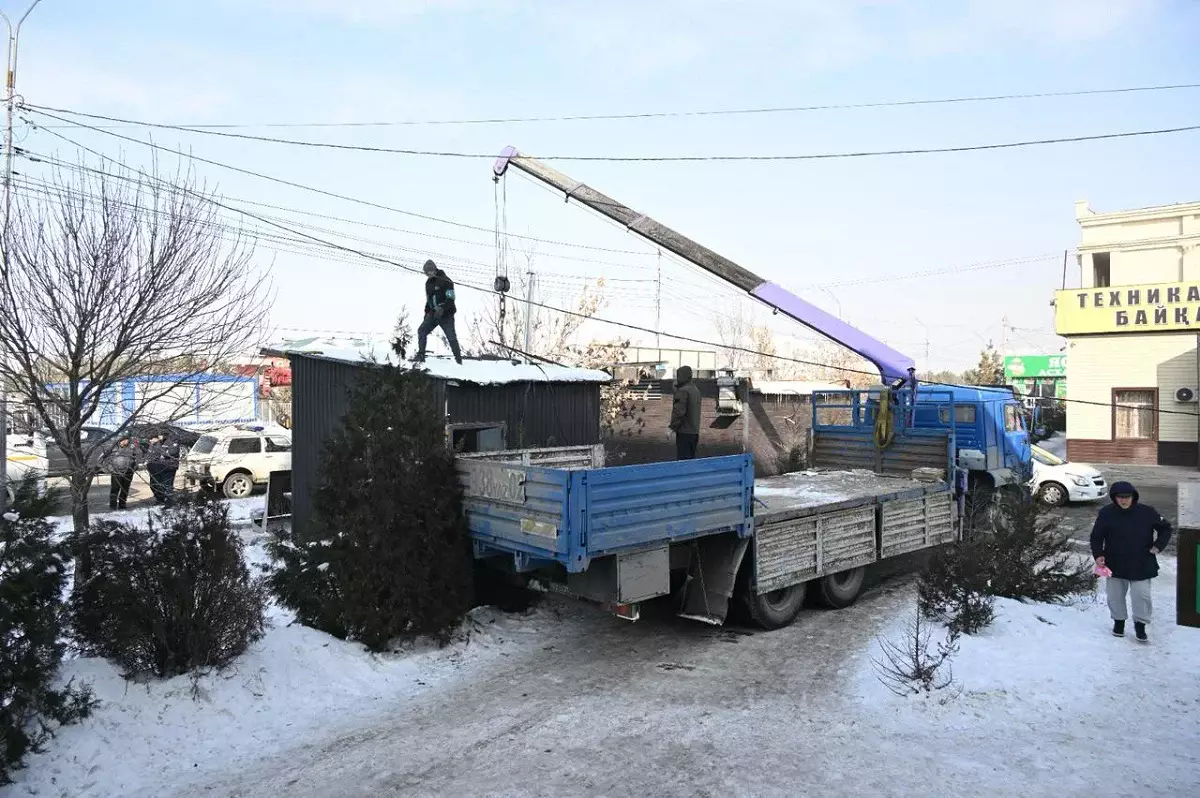 В Алматы продолжается демонтаж незаконных торговых объектов