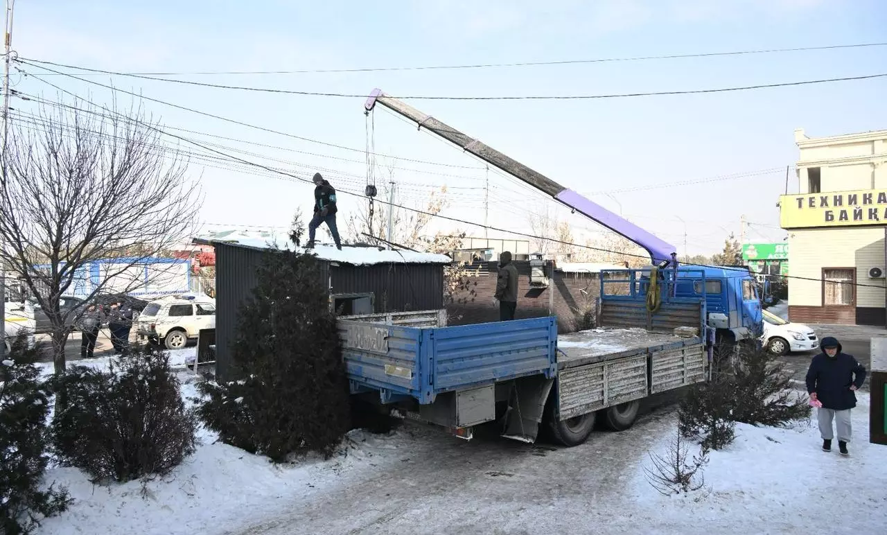 Более 500 незаконных торговых объектов демонтировали в Алматы