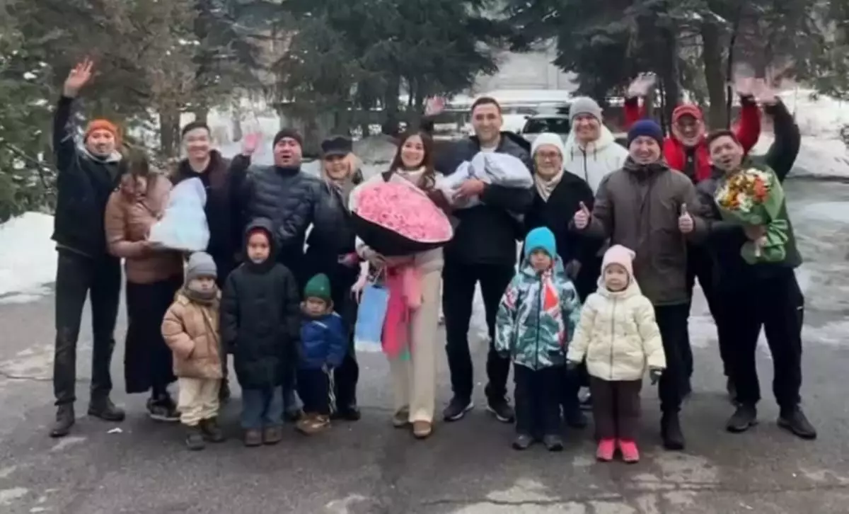 Актер Тәуекел Мүсілім үшінші сәбиін перзентханадан шығарып алды (ВИДЕО)