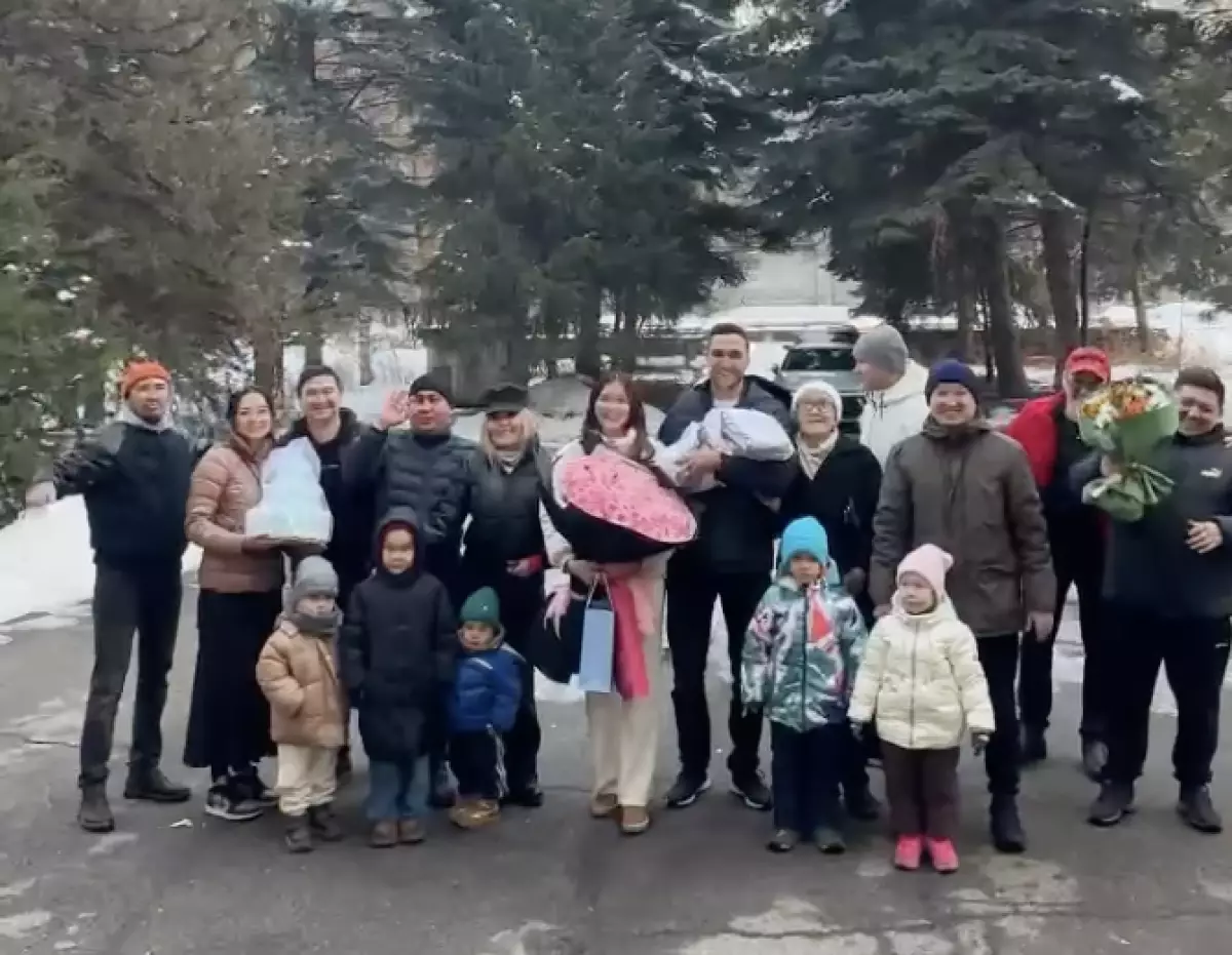 «Менің Махаббатым мықты ғой!»: Тәуекел Мүсілім үш ұл сыйлаған әйеліне алғыс айтты (ВИДЕО)