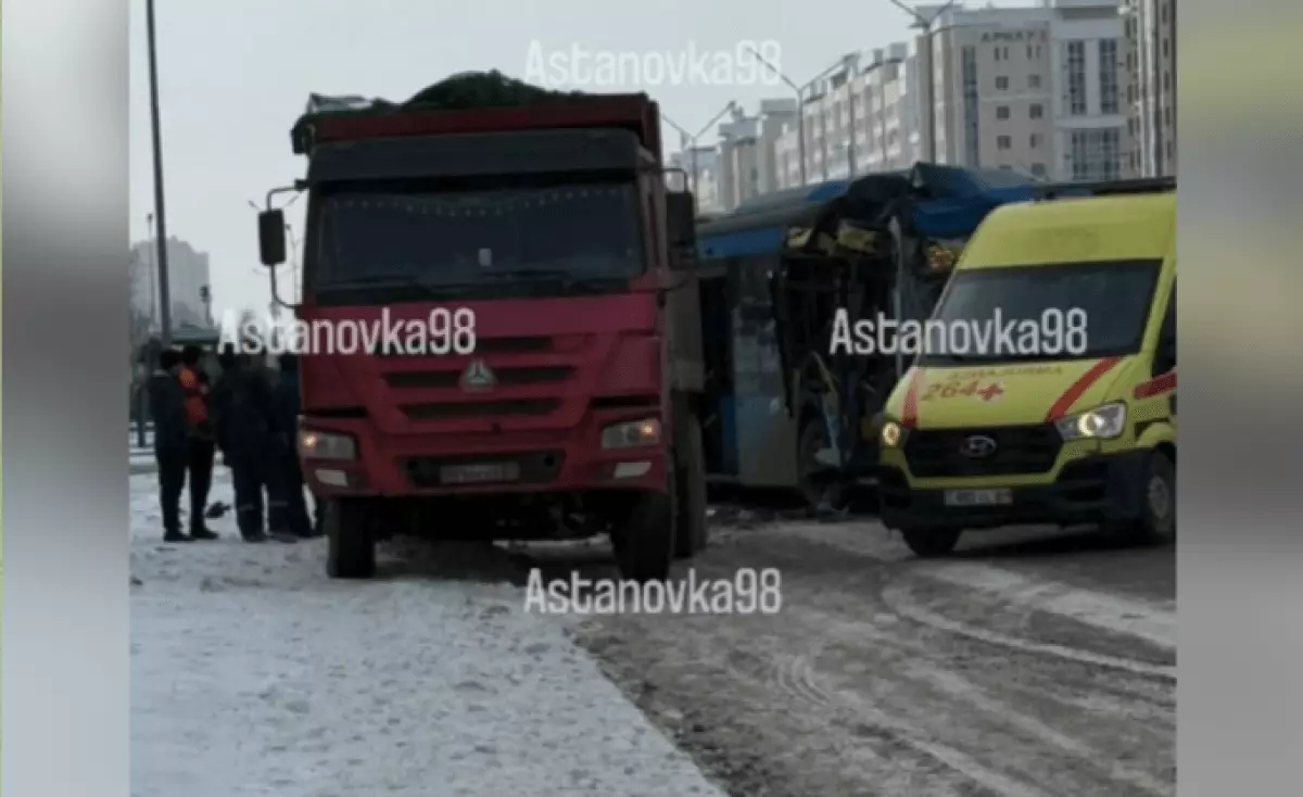 Автобус врезался в грузовик в Астане