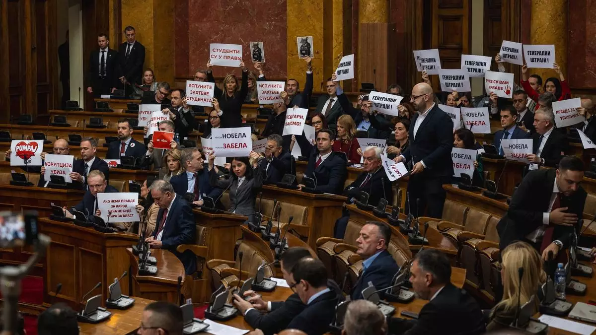 Депутаты устроили жесткую драку в парламенте Сербии: пострадала беременная (видео)