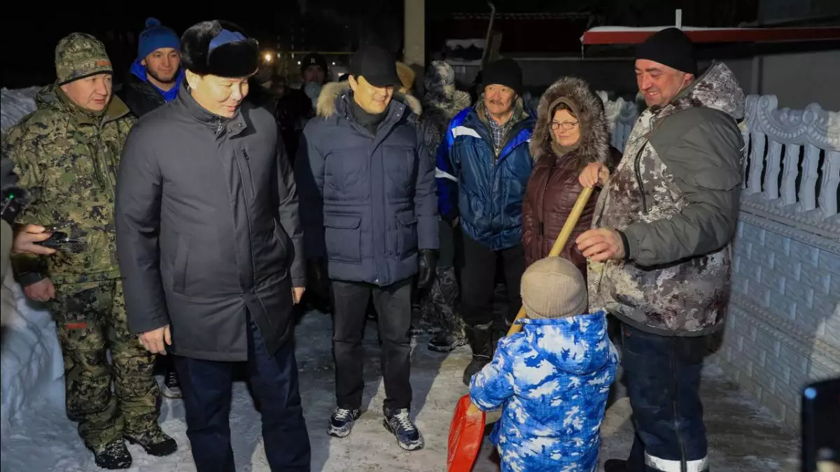 Аким Актюбинской области лично проверил ночную уборку снега в городе