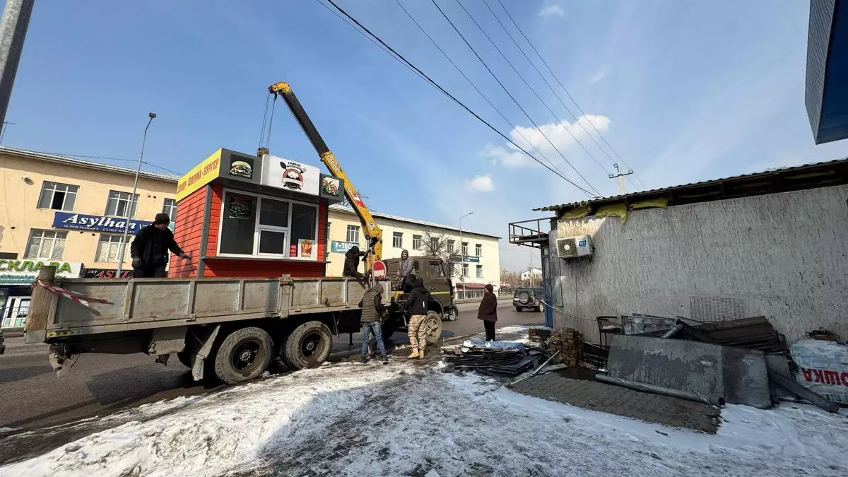 Бургерную снесли в Алматы