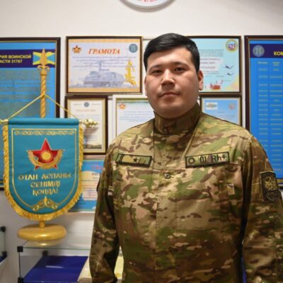 В Семее военнослужащий спас пятилетнюю девочку на оживленной дороге
