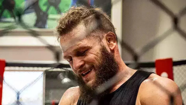 Уроженец Казахстана провел дуэль взглядов с экс-чемпионом UFC