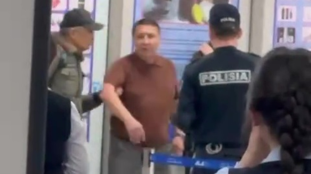 Токаев поручил наградить отважного мужчину, спасшего заложницу в аэропорту Алматы