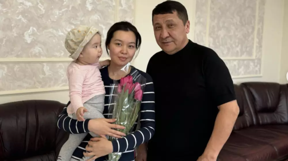Захват заложницы в аэропорту Алматы: Муса Абдраим встретился со спасенной девушкой
