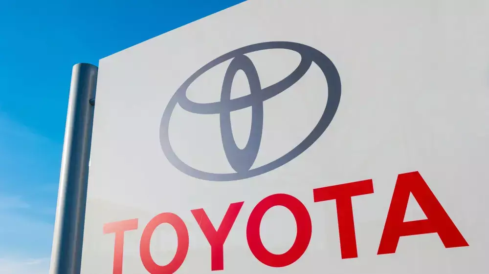 Toyota приостановила производство на двух заводах после взрыва