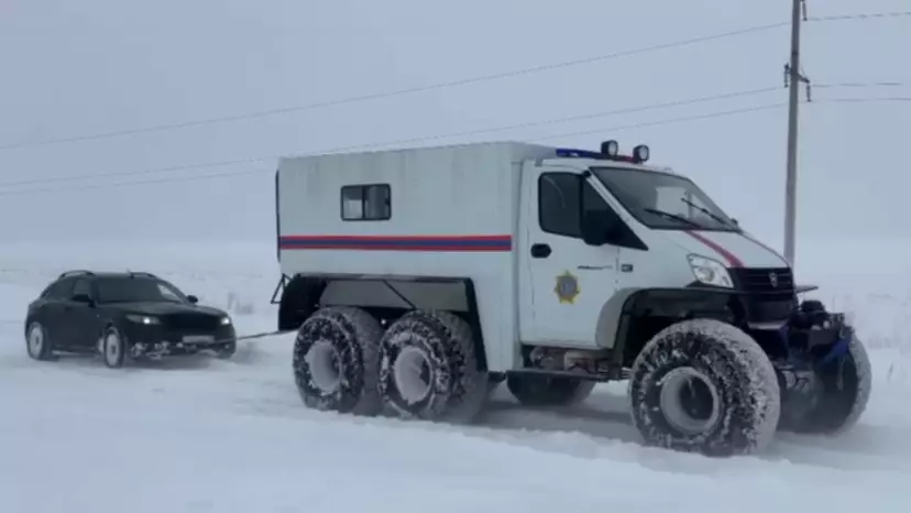 Спасатели МЧС отбуксировали 10 автомобилей из снежных заносов