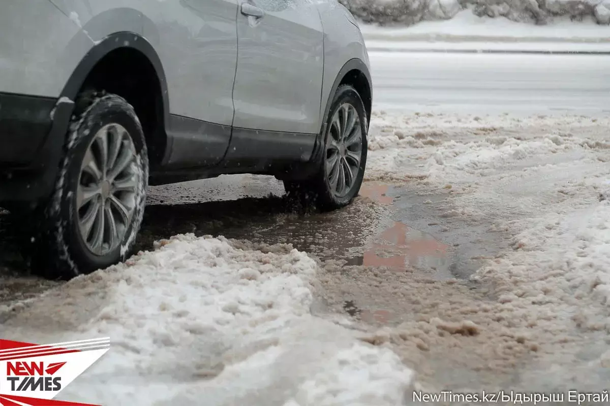 Движение автотранспорта ограничили в пяти областях Казахстана