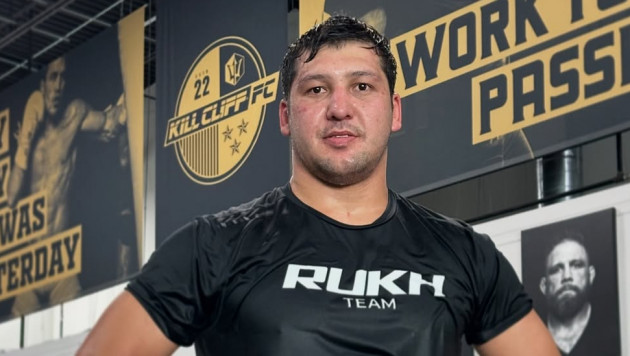 Где покажут дебютный бой непобежденного казаха в UFC? Известно время начала поединка