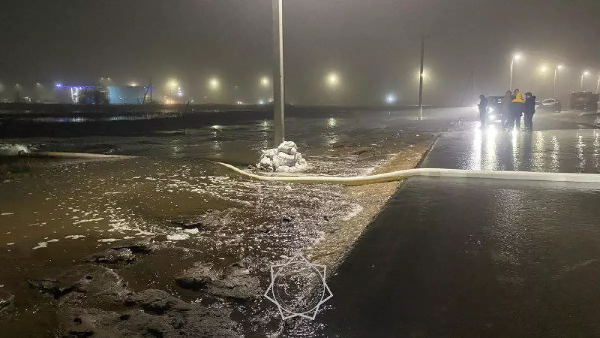 Талые воды затопили дорогу в Уральске