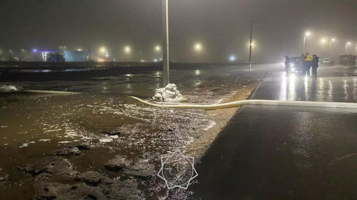 Талая вода затопила одну из улиц в Уральске