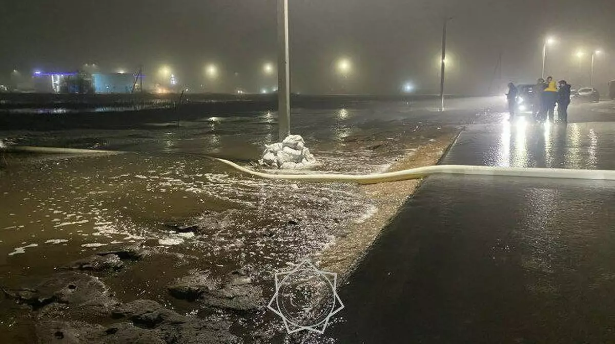 Талая вода затопила городскую магистраль в Уральске