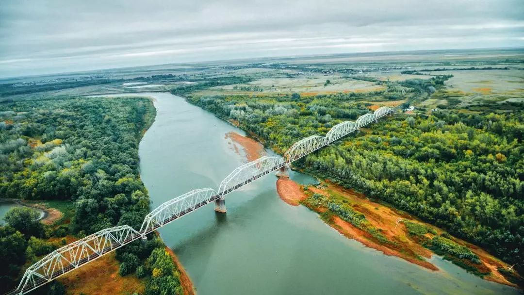 Еліміздің батысына қай елдердің тұрғындары жиі келеді?