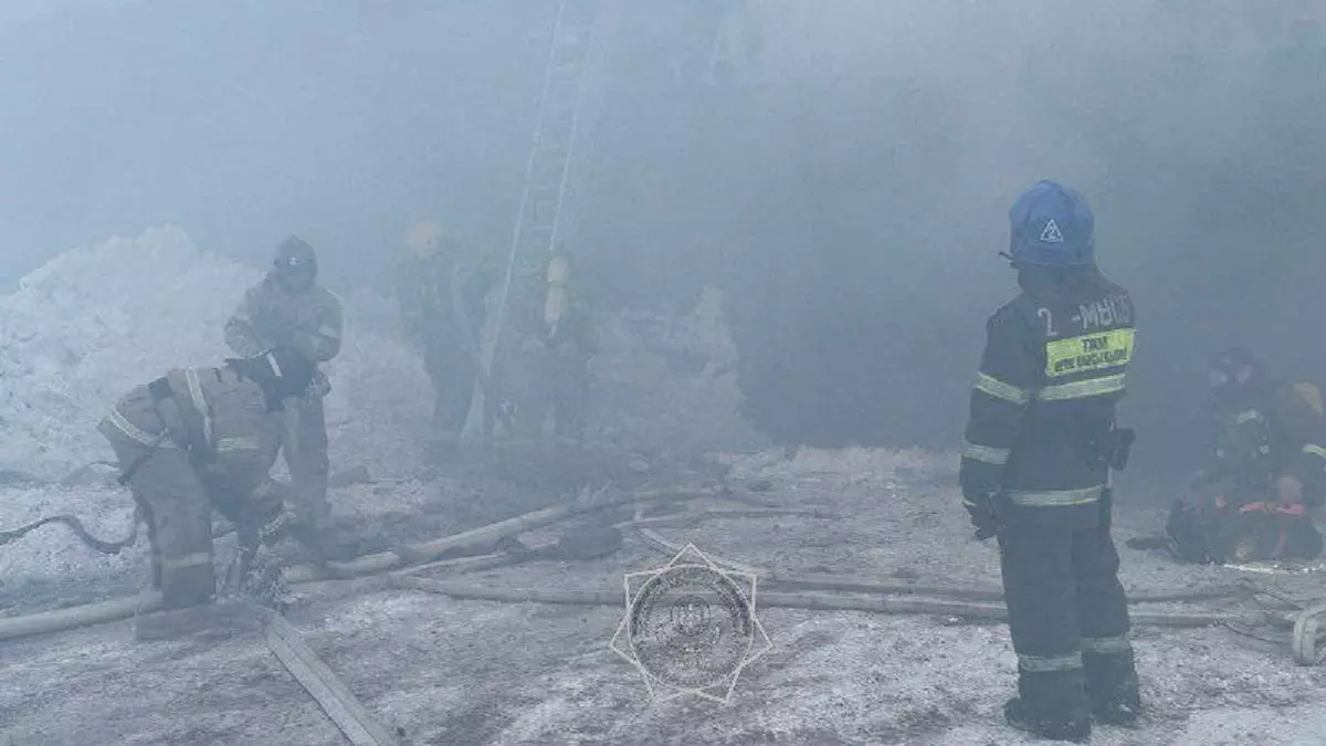 Автомойка, гараж и кровля дома: пожар произошел в Астане (фото, видео)