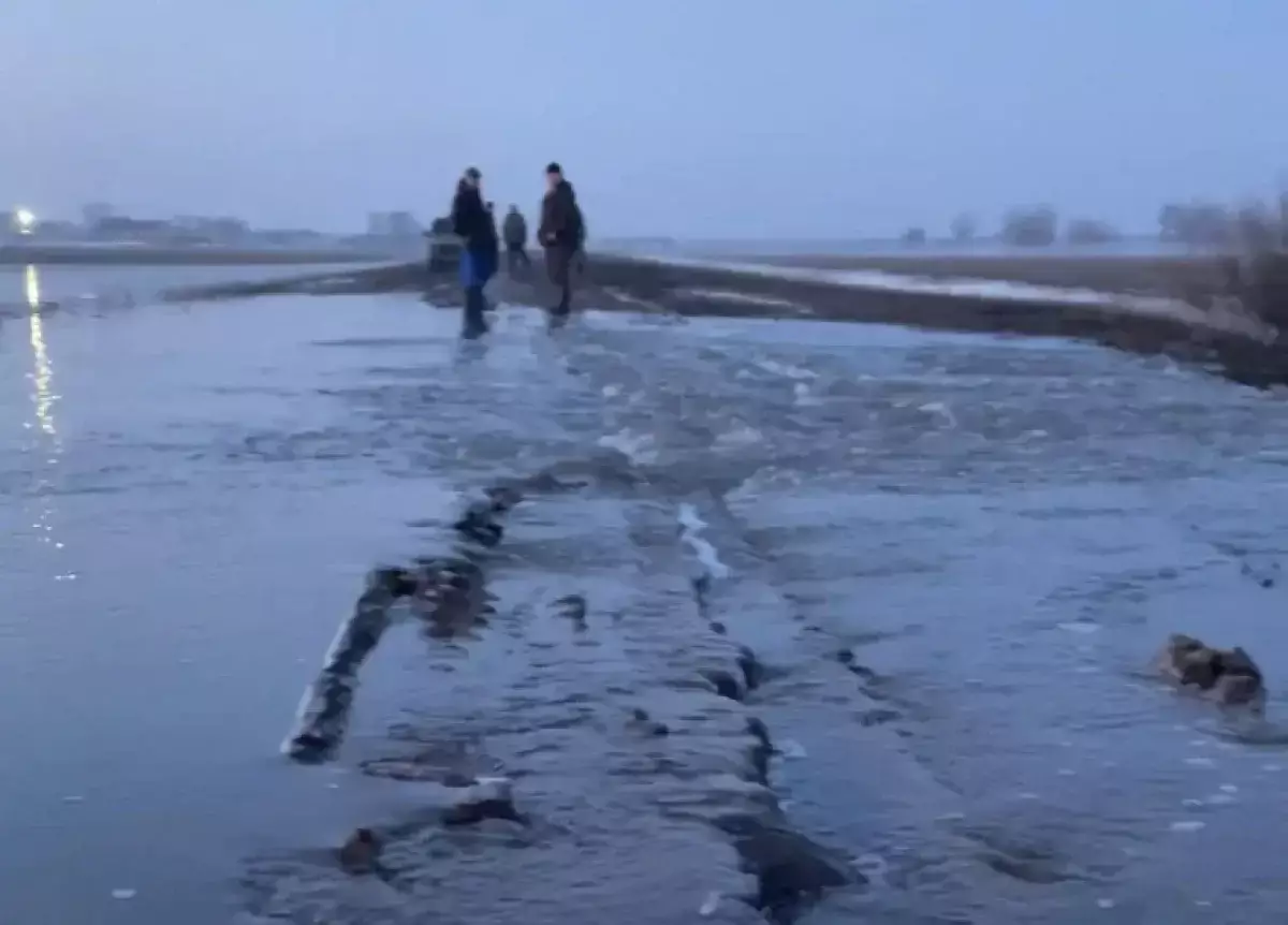 В Уральске талая вода затопила дорогу в поселок