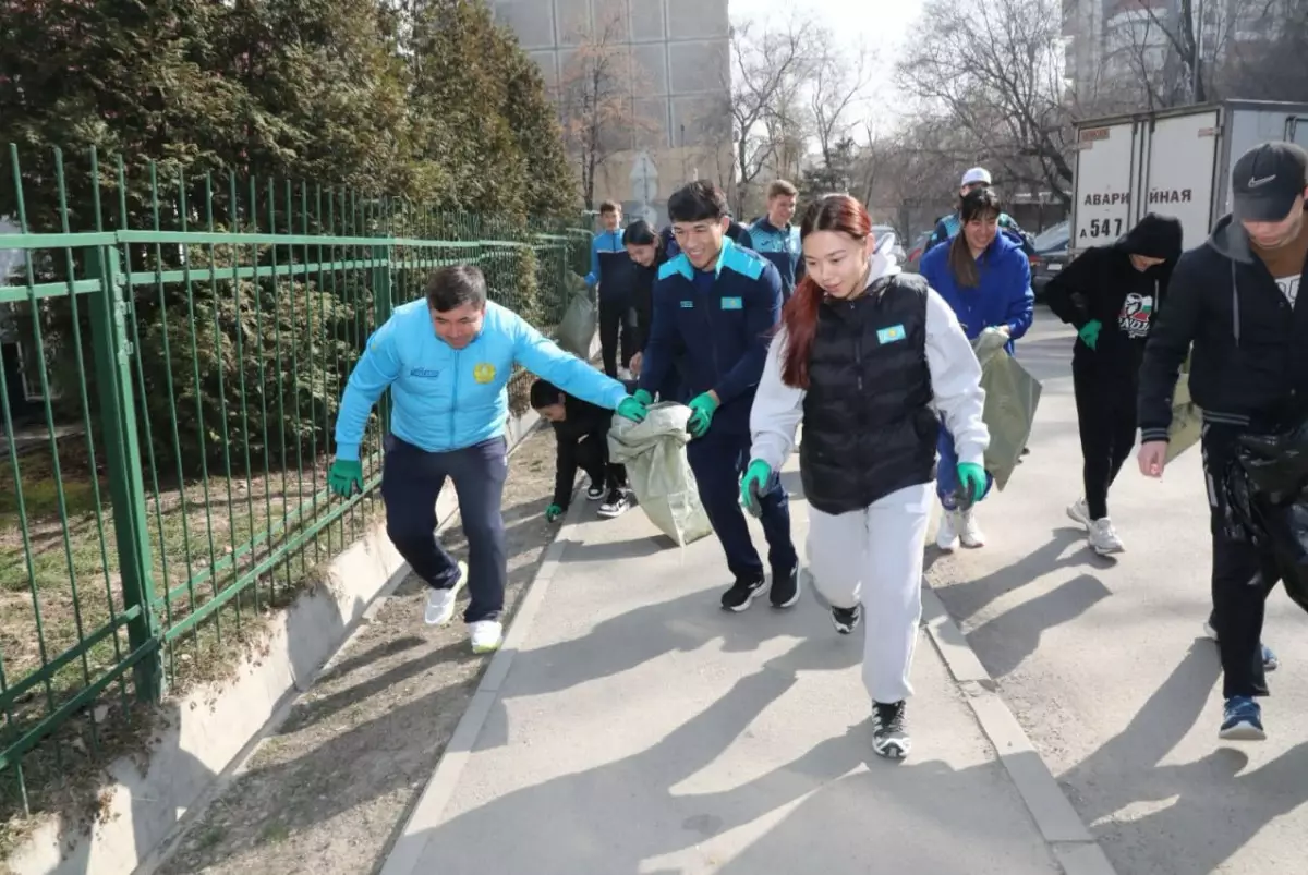 Призёры Олимпийских игр в Париже приняли участие в экологическом марафоне в Алматы