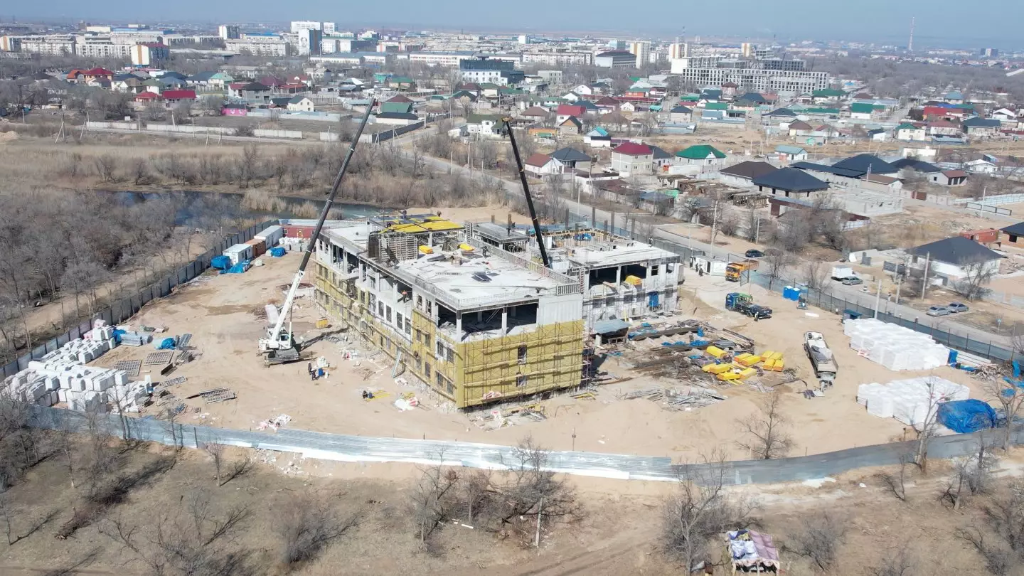 Кто позарился на дорогие земли в Алматы и почему детей переселяют из уютных домов к болотам в области?