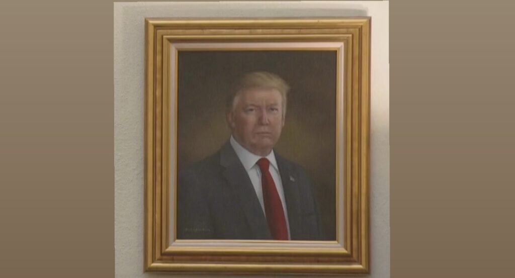 «Хуже всех»: Трамп обвинил художницу, нарисовавшую его портрет
