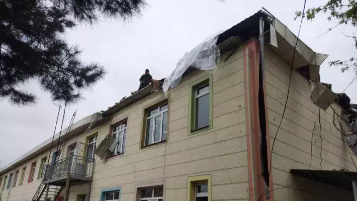 В Янгиюле стрела строительного крана упала на здание детского сада