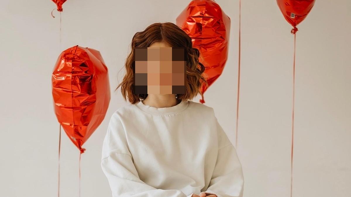 15-летняя школьница из Аксу не может выходить из дома из-за странного новообразования на щеке