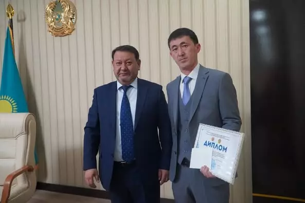 Бәйдібек: Аудан әкімі мемлекеттік қызметшілерді жеңісімен құттықтады