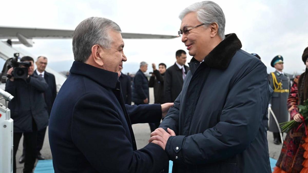 Токаев встретил президента Узбекистана в аэропорту Алматы