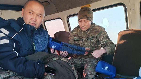 Ұлттық ұлан әскери қызметшісі жол апатынан зардап шеккендерге көмек көрсетті